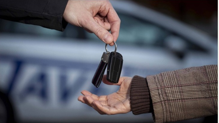 Consegna delle chiavi di un’automobile