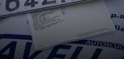 Carta di circolazione appoggiata su un veicolo Tavella